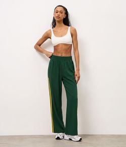 Calça Esportiva com Listra Lateral Contrastante e Bolsos