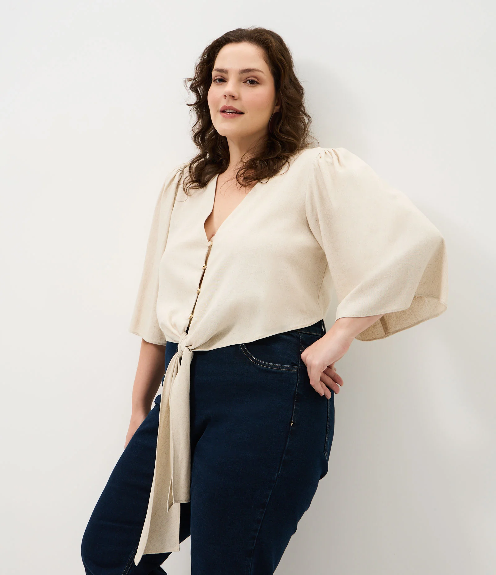 Blusa em Viscolinho com Amarração e Botões Dourados Curve & Plus Size Bege 1