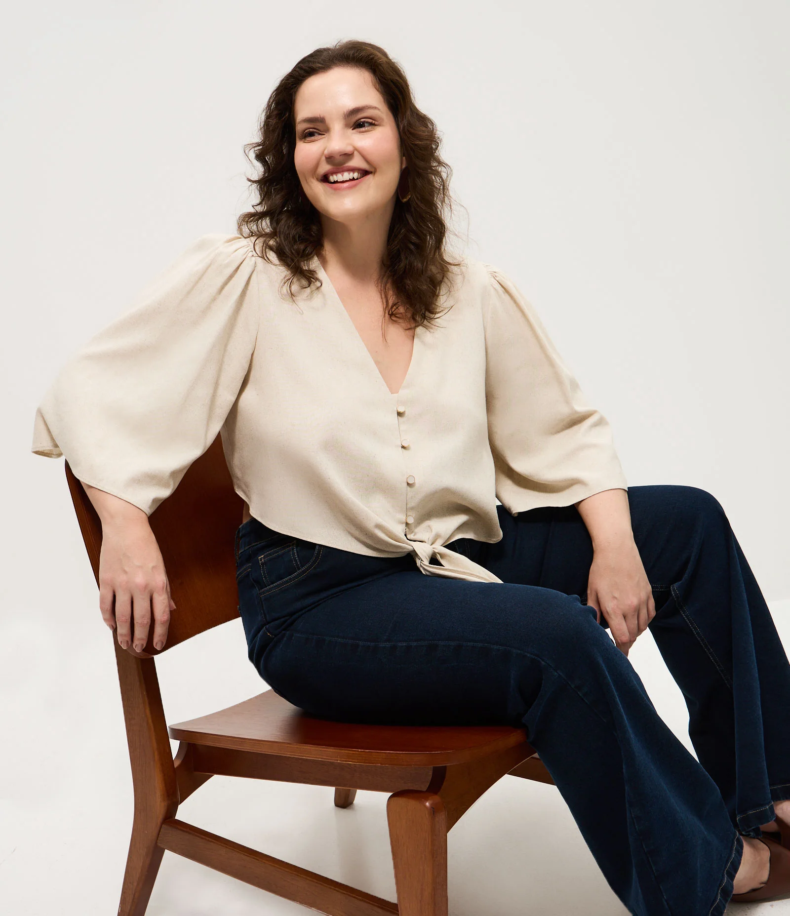 Blusa em Viscolinho com Amarração e Botões Dourados Curve & Plus Size Bege 2