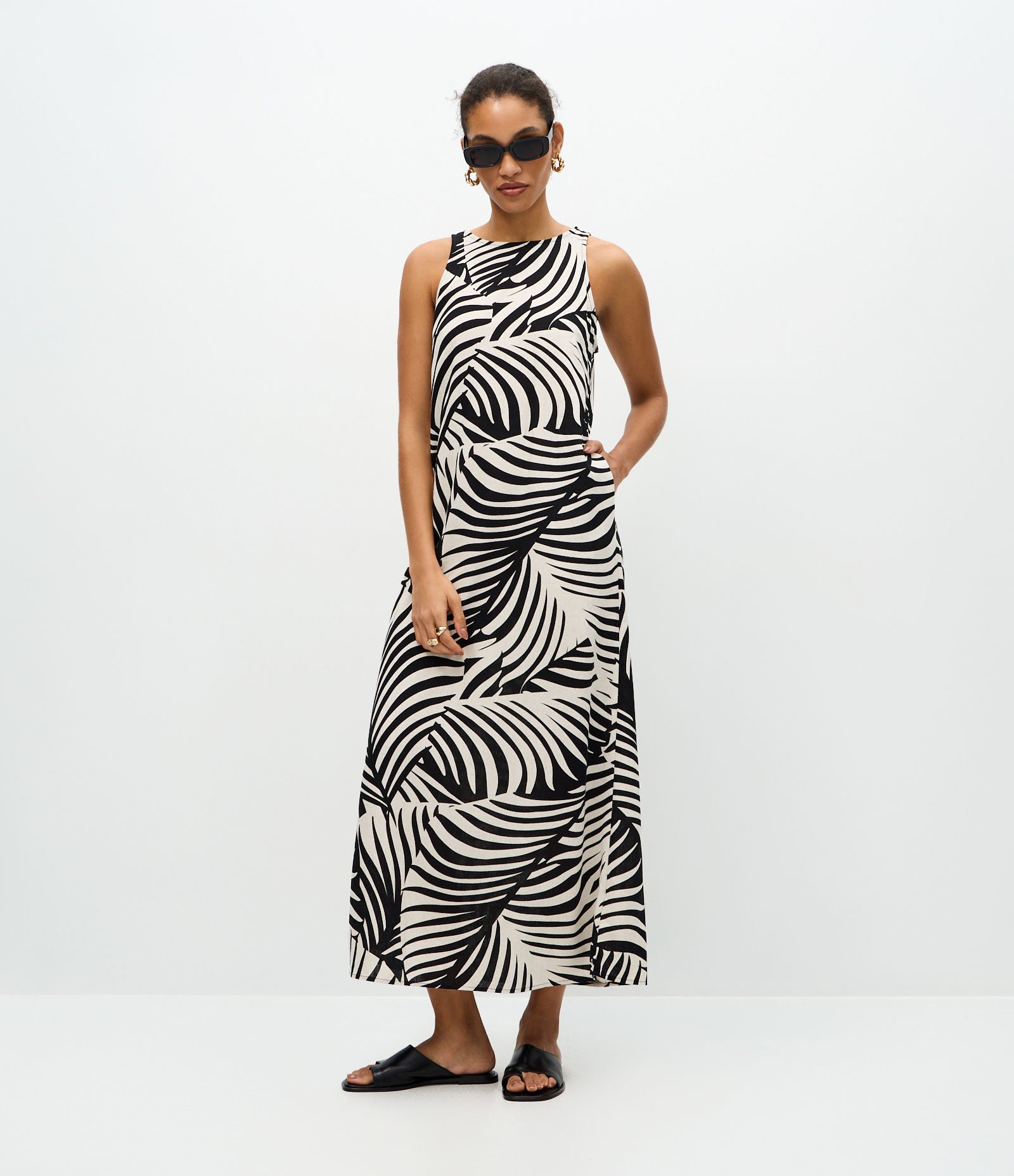 Vestido Midi em Viscolinho com Estampa de Folhagens Branco/Preto 4