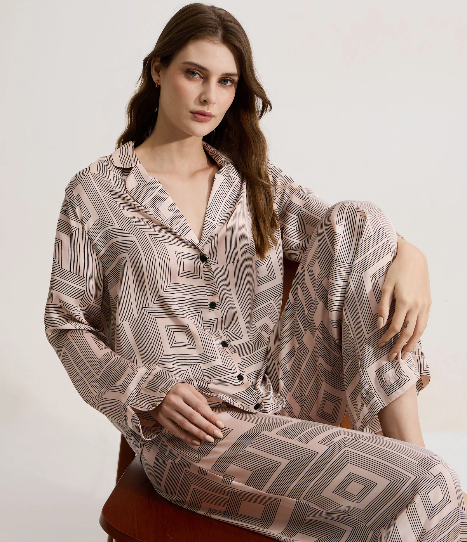 Pijama Americano Longo em Cetim com Estampa Geométrica Rose/Preto 1