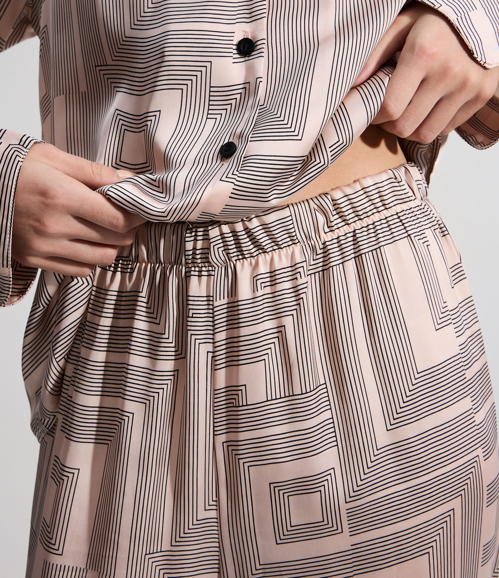 Pijama Americano Longo em Cetim com Estampa Geométrica Rose/Preto 4