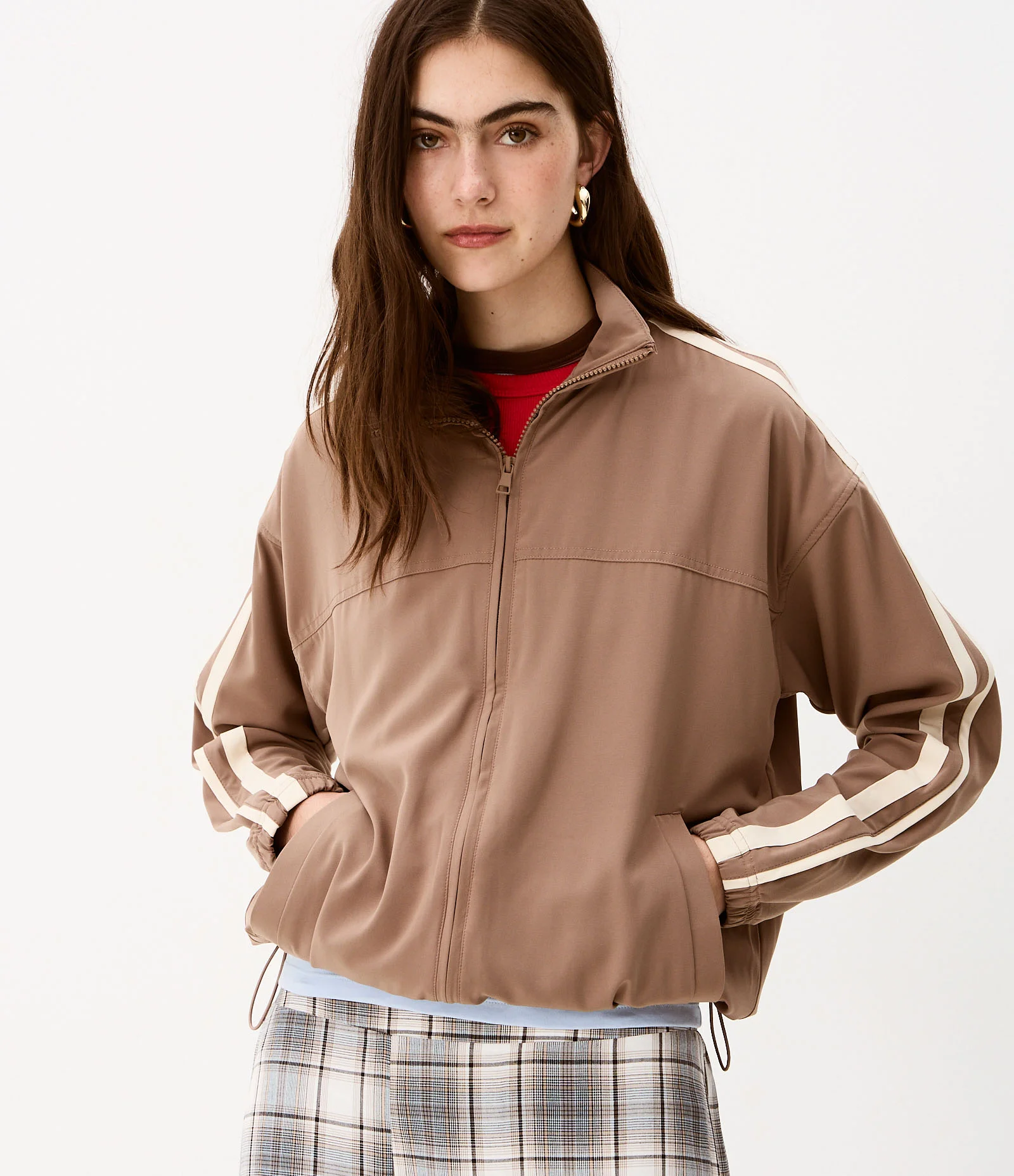 Jaqueta Oversized Esportiva em Microfibra com Recortes Contrastantes Marrom 1