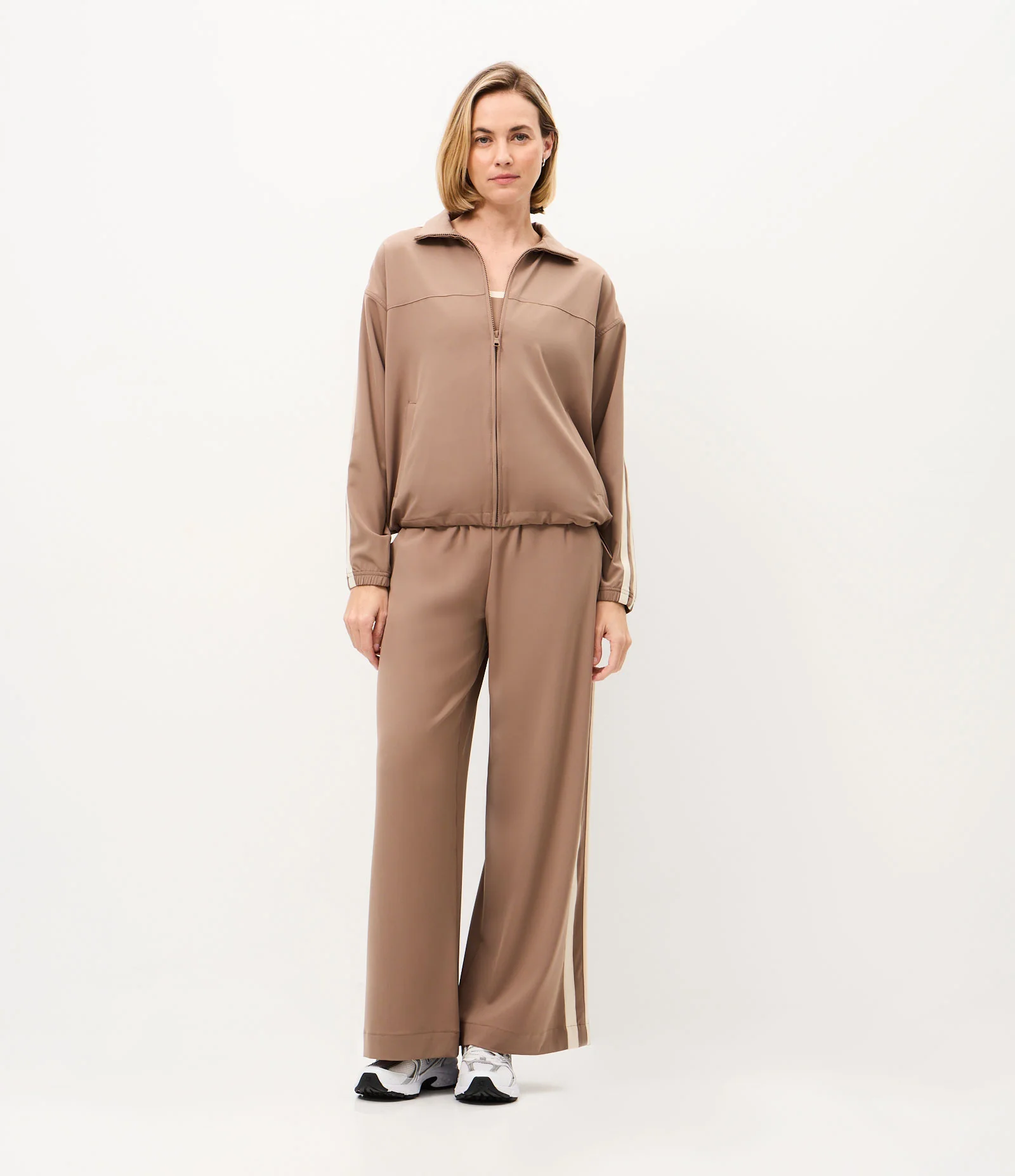 Jaqueta Oversized Esportiva em Microfibra com Recortes Contrastantes Marrom 3