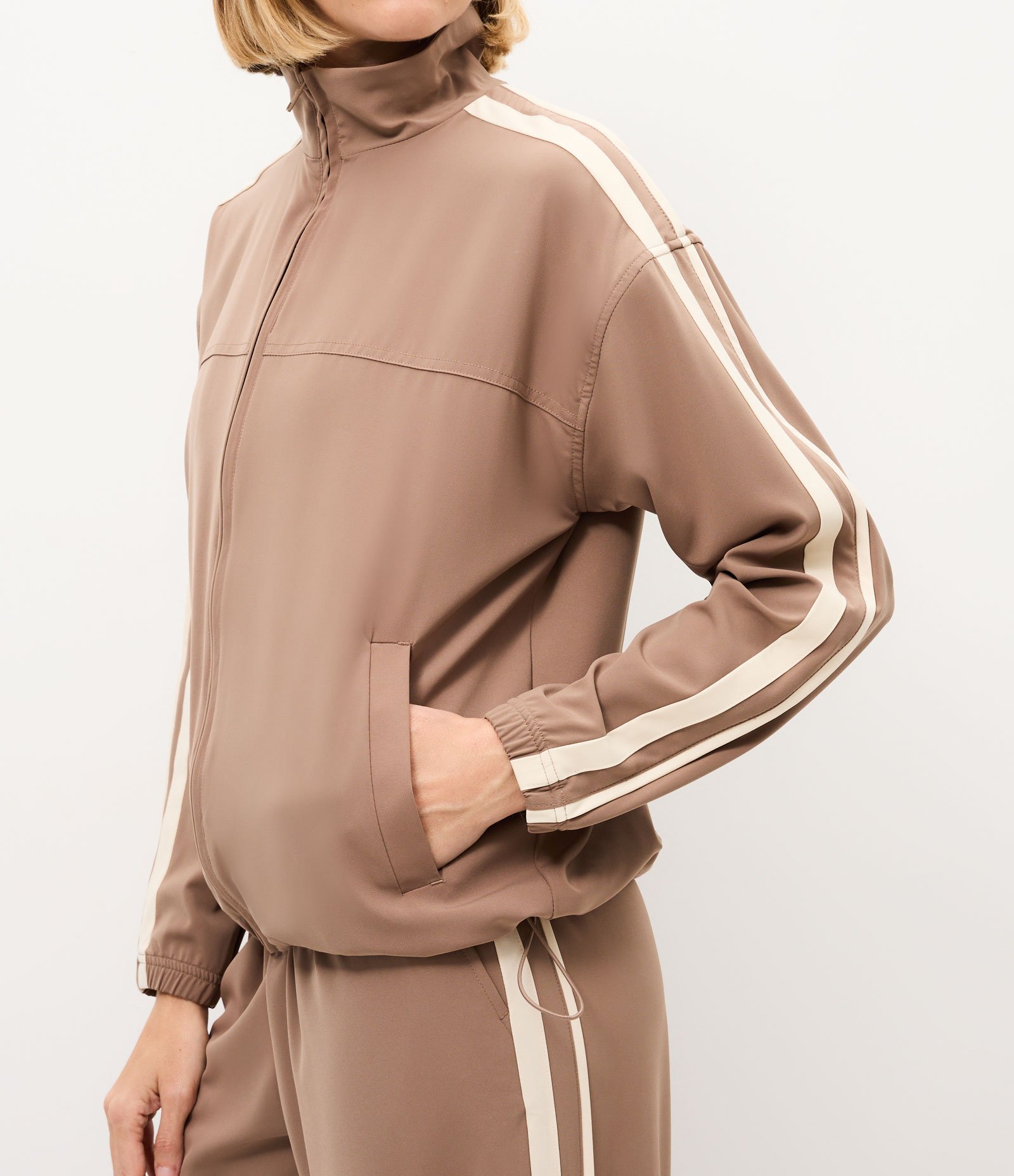 Jaqueta Oversized Esportiva em Microfibra com Recortes Contrastantes Marrom 4