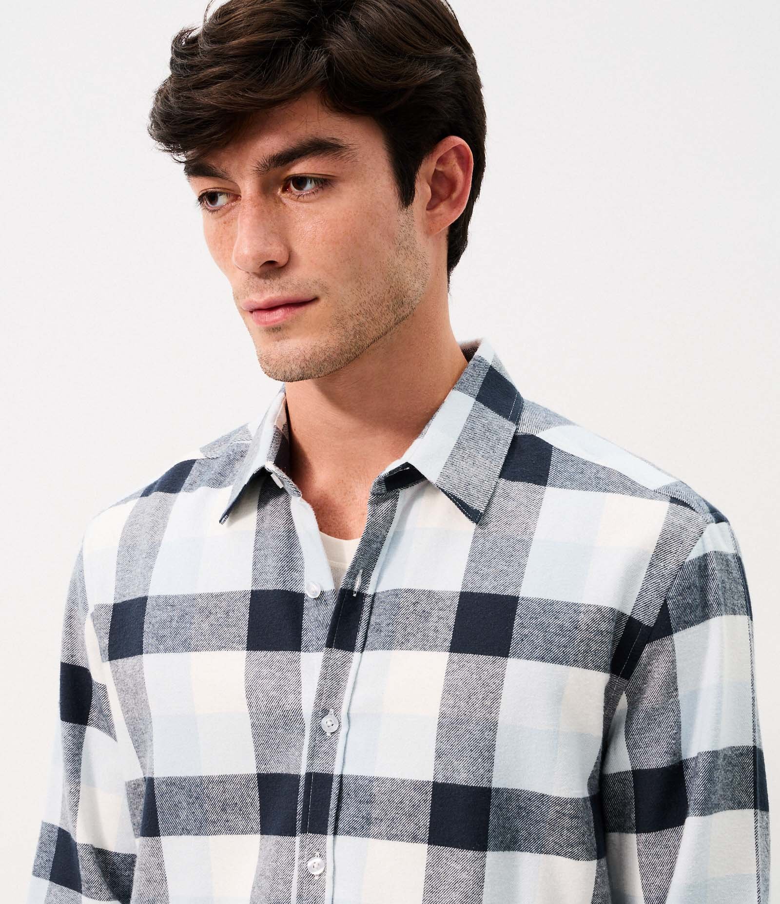 Camisa Comfort em Algodão com Estampa Xadrez e Manga Longa Branco/Azul Escuro 3