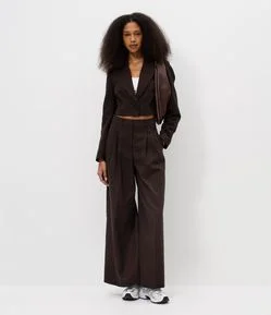 Calça Ampla Alfaiatada com Pregas Frontais