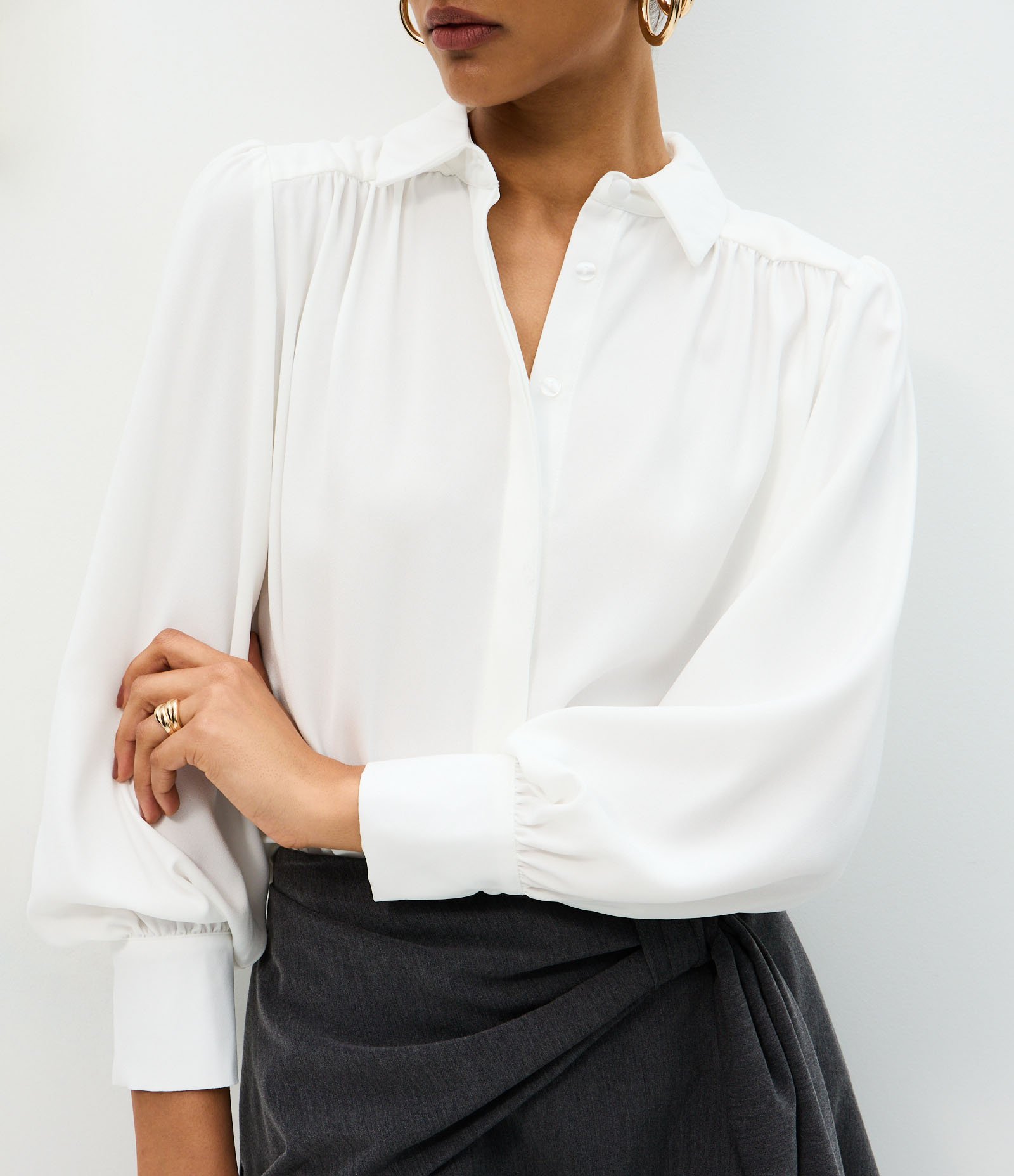 Camisa em Crepe com Manga Longa e Franzido no Ombro Branco 8