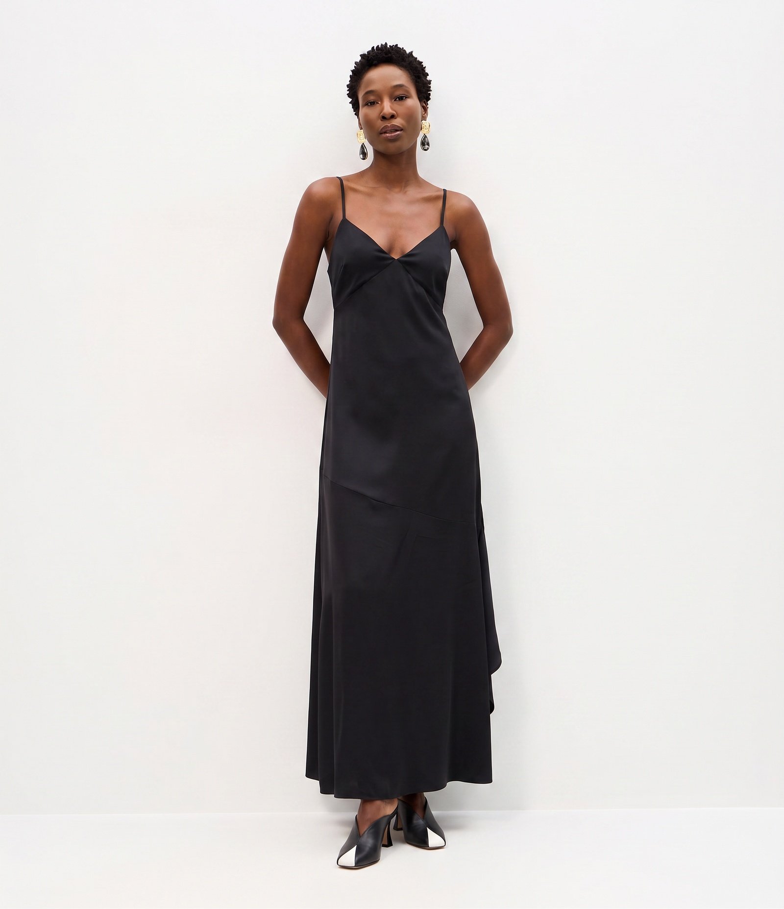 Vestido Slip Acetinado com Fenda Lateral Preto 1