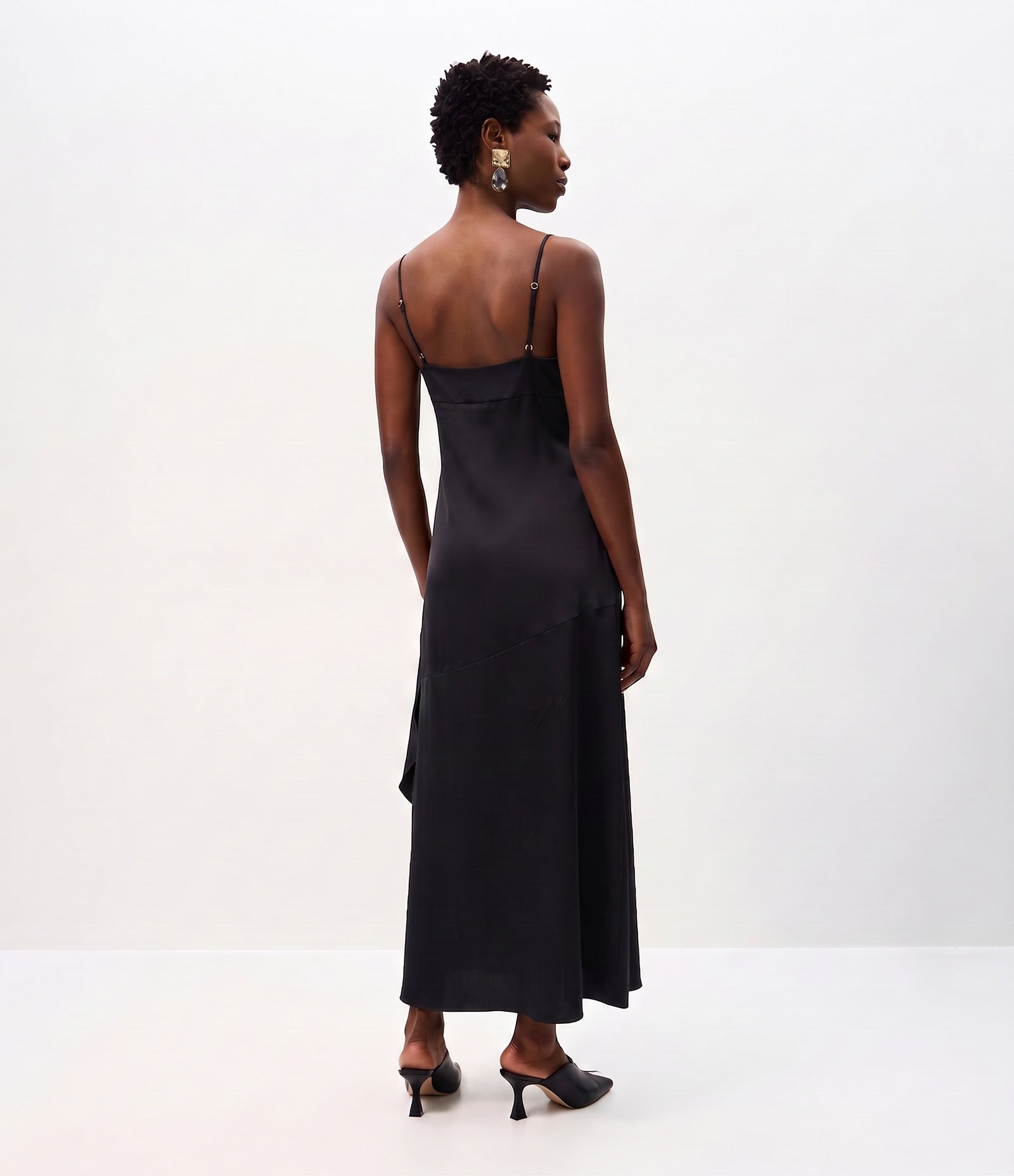 Vestido Slip Acetinado com Fenda Lateral Preto 4