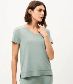 Camiseta Esportiva em Microfibra Furadinha com Barra Mullet