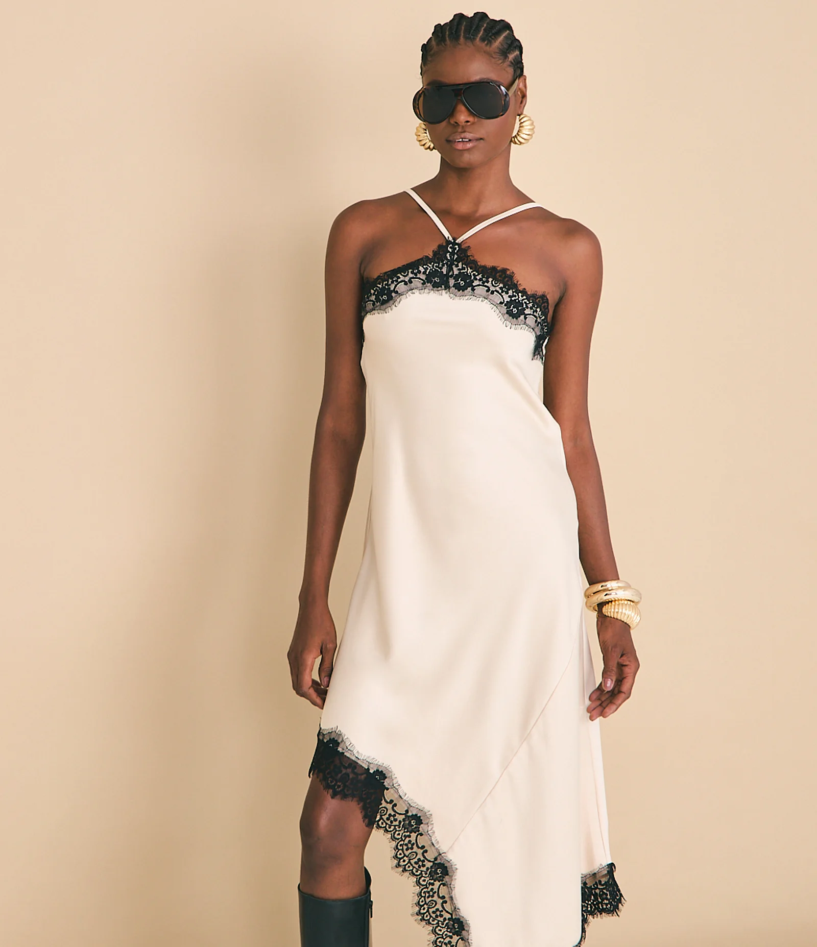 Vestido Midi em Cetim com Barra Assimétrica e Detalhes em Renda Champagne 1