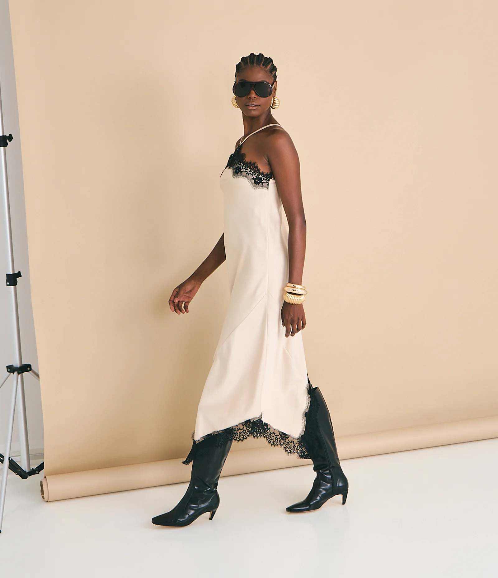 Vestido Midi em Cetim com Barra Assimétrica e Detalhes em Renda Champagne 2