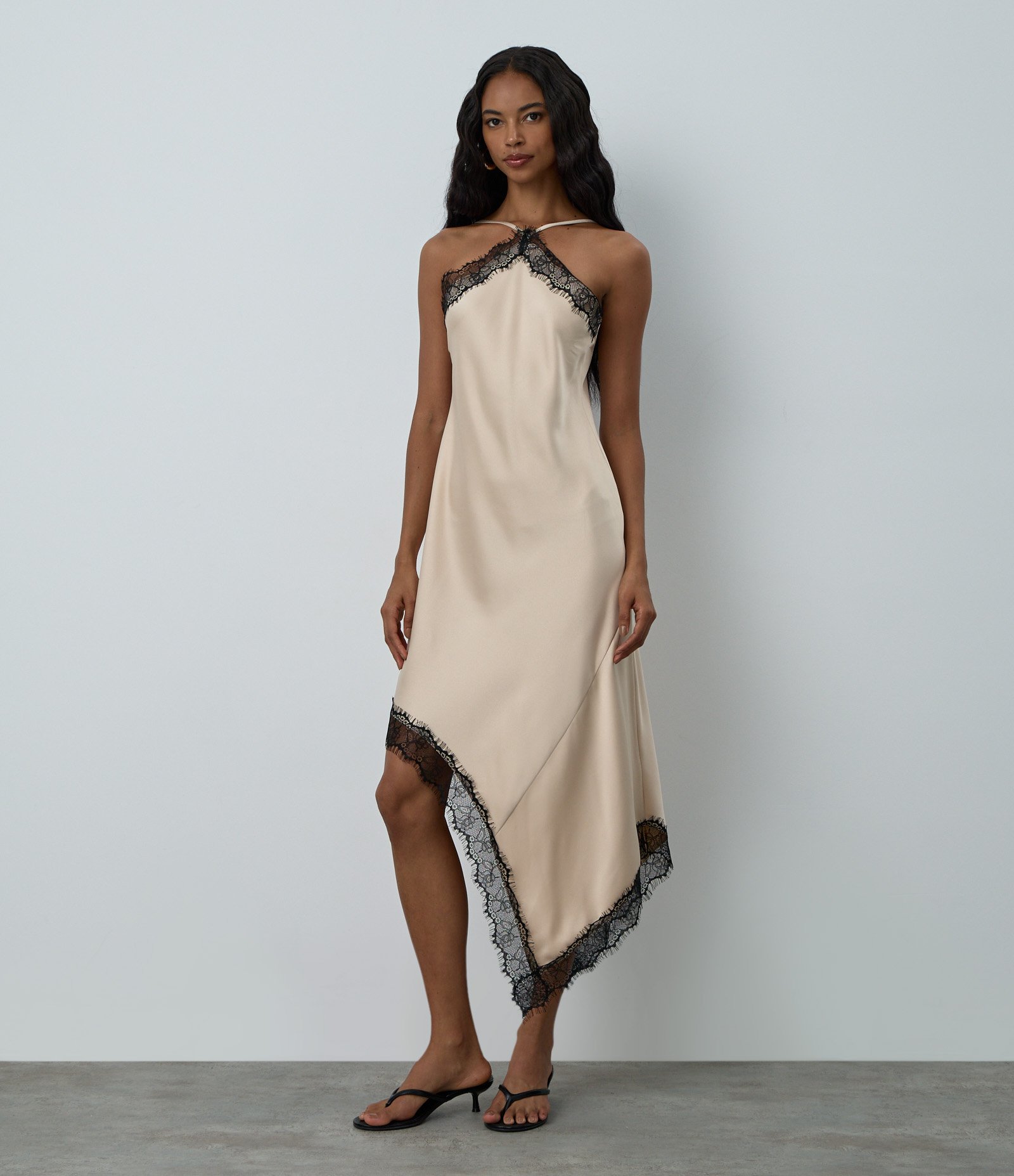 Vestido Midi em Cetim com Barra Assimétrica e Detalhes em Renda Champagne 3