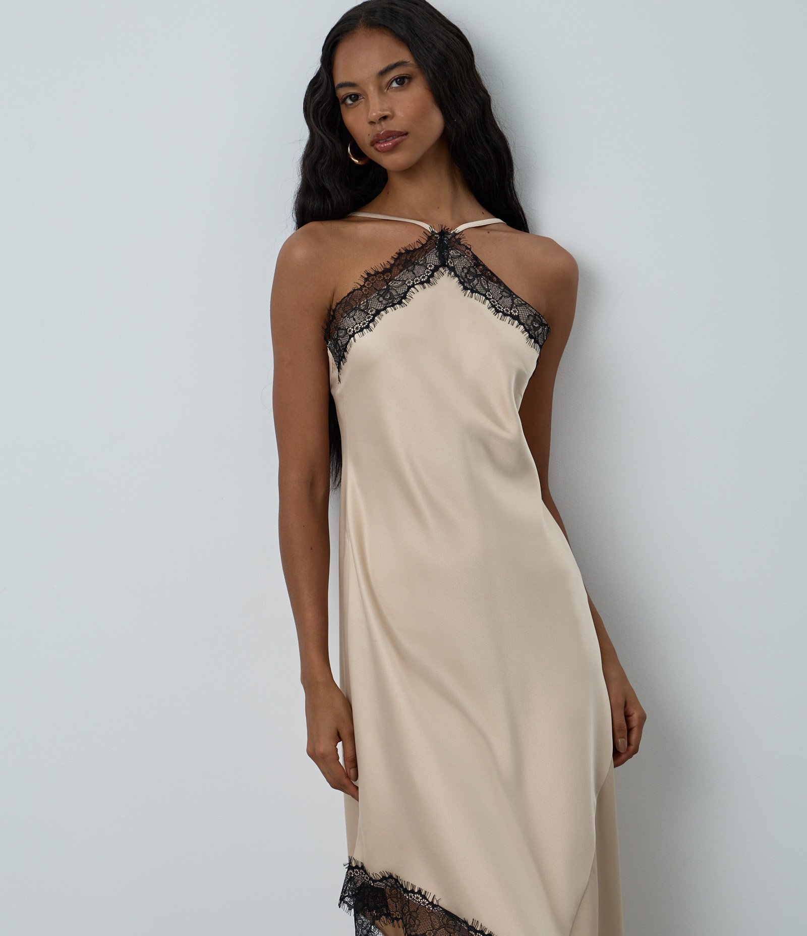 Vestido Midi em Cetim com Barra Assimétrica e Detalhes em Renda Champagne 4