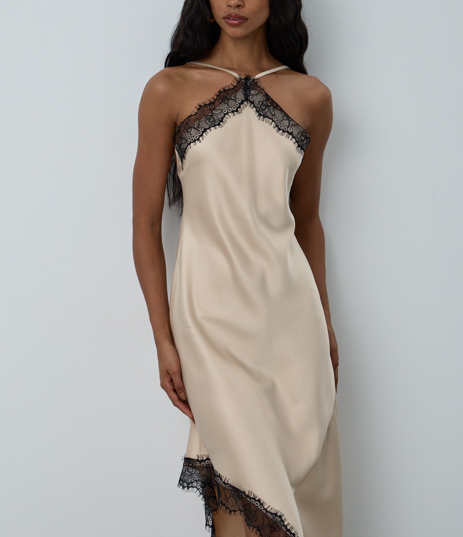 Vestido Midi em Cetim com Barra Assimétrica e Detalhes em Renda Champagne 5