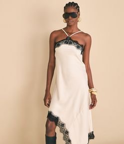 Vestido Midi em Cetim com Barra Assimétrica e Detalhes em Renda