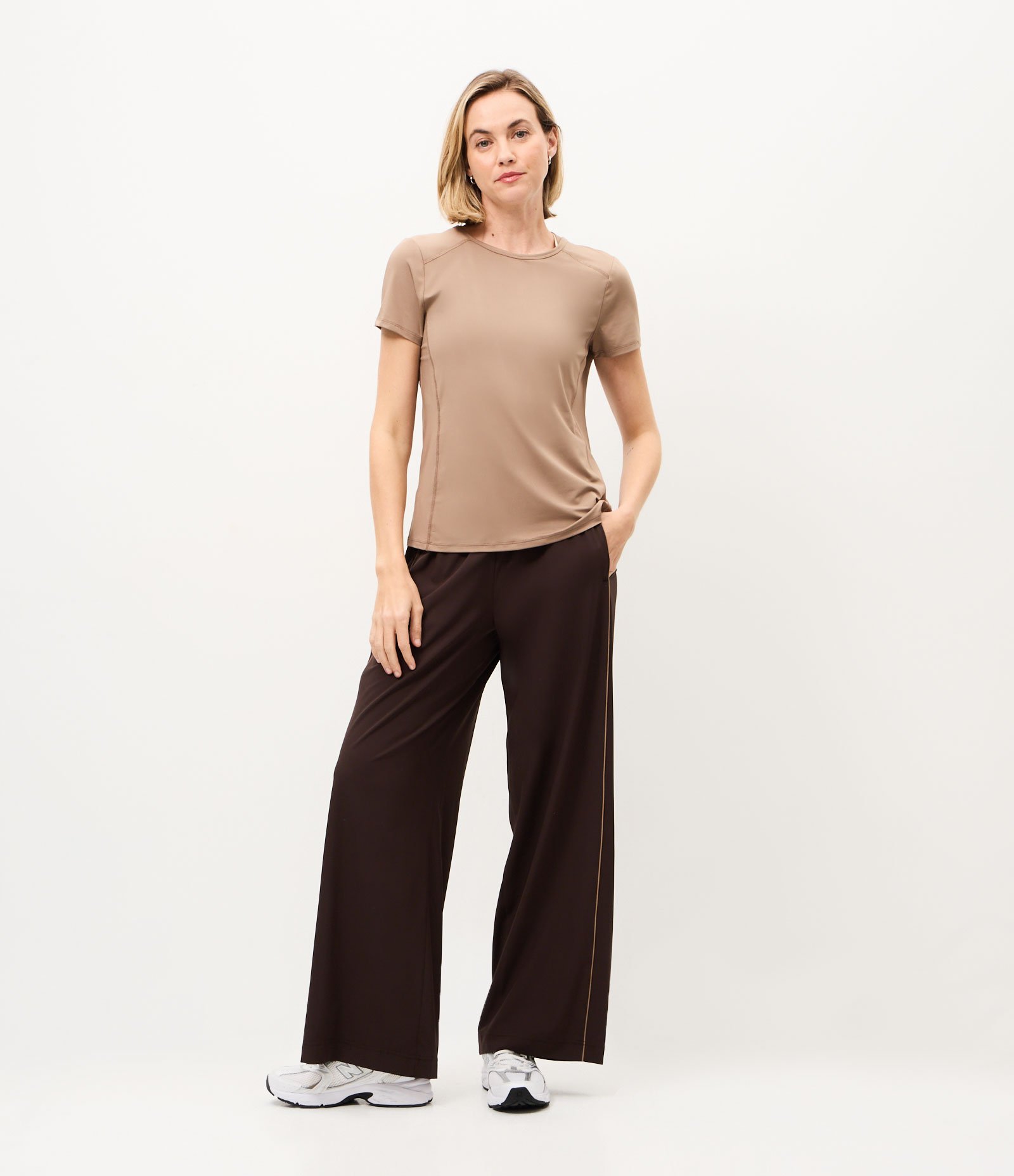 Calça Reta Esportiva com Friso Contrastante Marrom 1