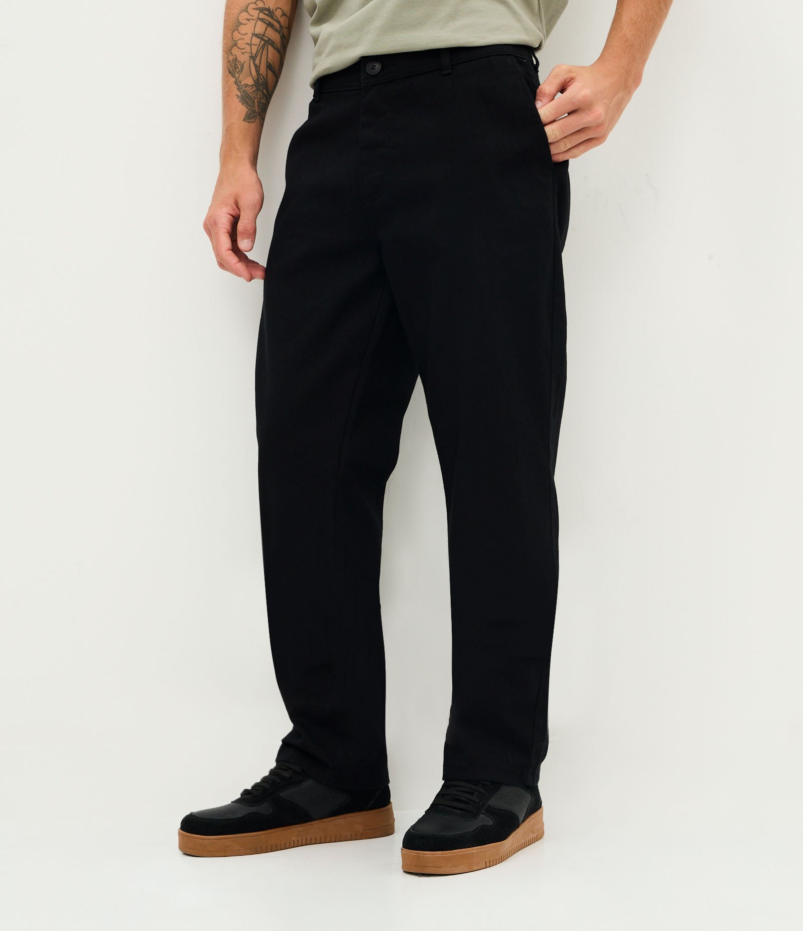 Calça Chino Reta em Sarja Preto 2