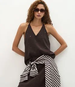 Blusa com Pontos Metálicos e Tiras Cruzadas nas Costas