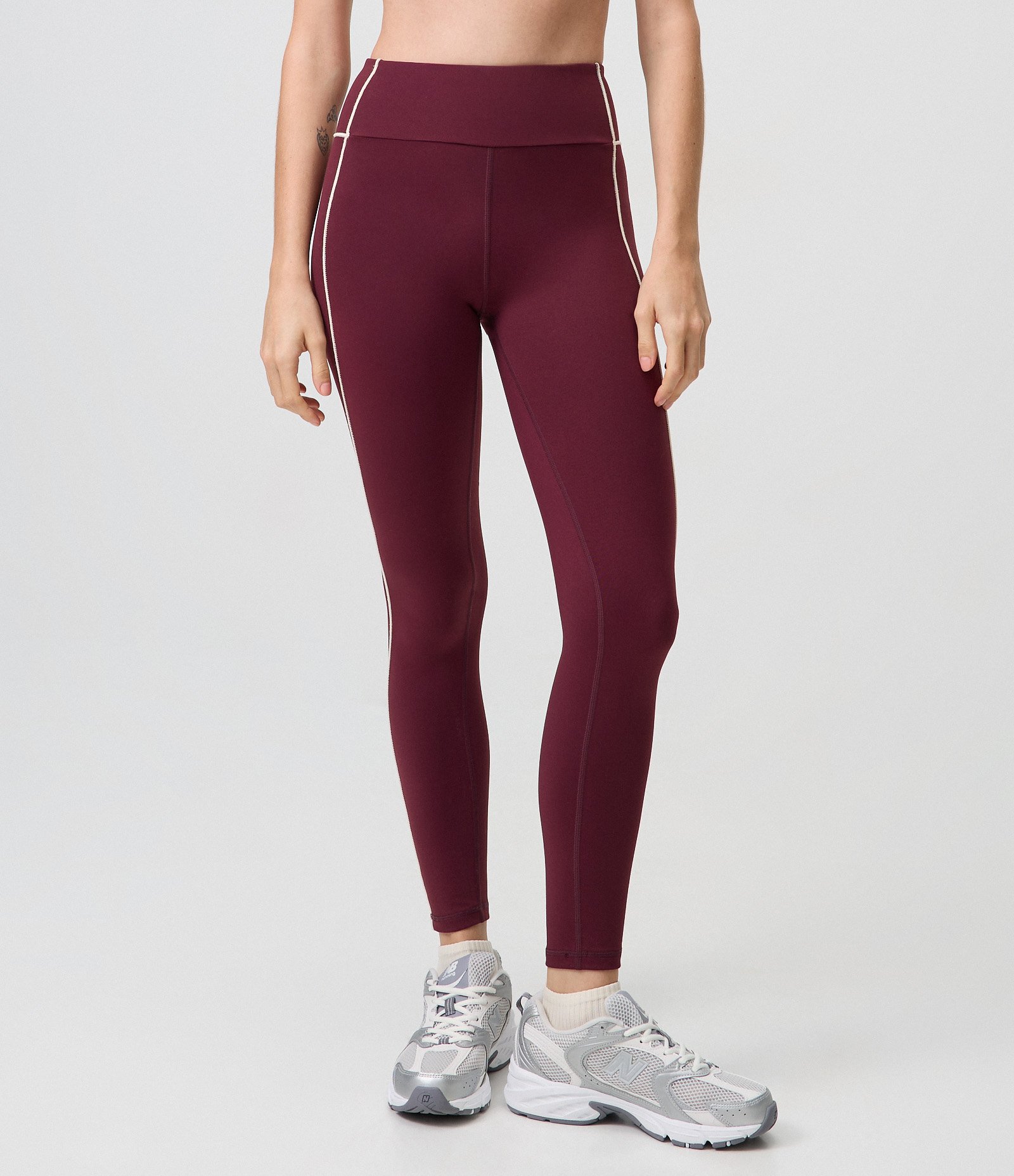 Calça Legging Esportiva em Microfibra com Friso Contrastante Vinho 2