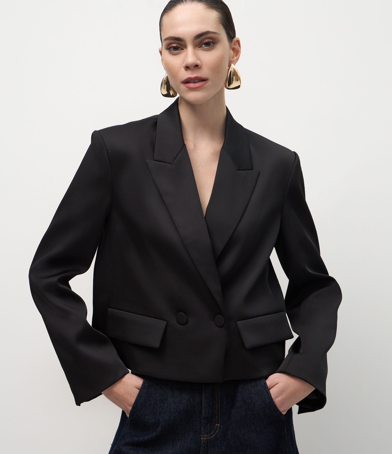 Blazer Curto em Cetim com Bolsos Frontais Preto 1