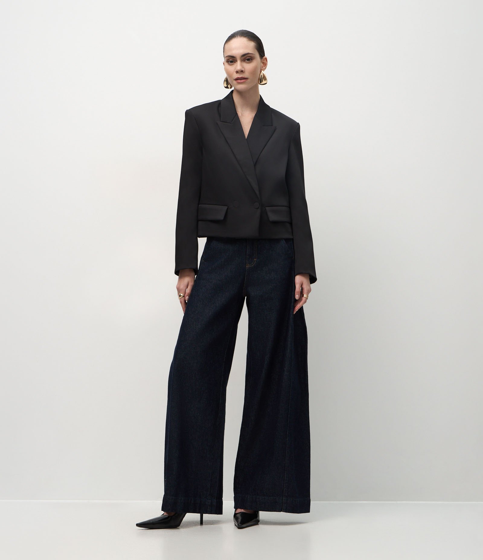 Blazer Curto em Cetim com Bolsos Frontais Preto 2