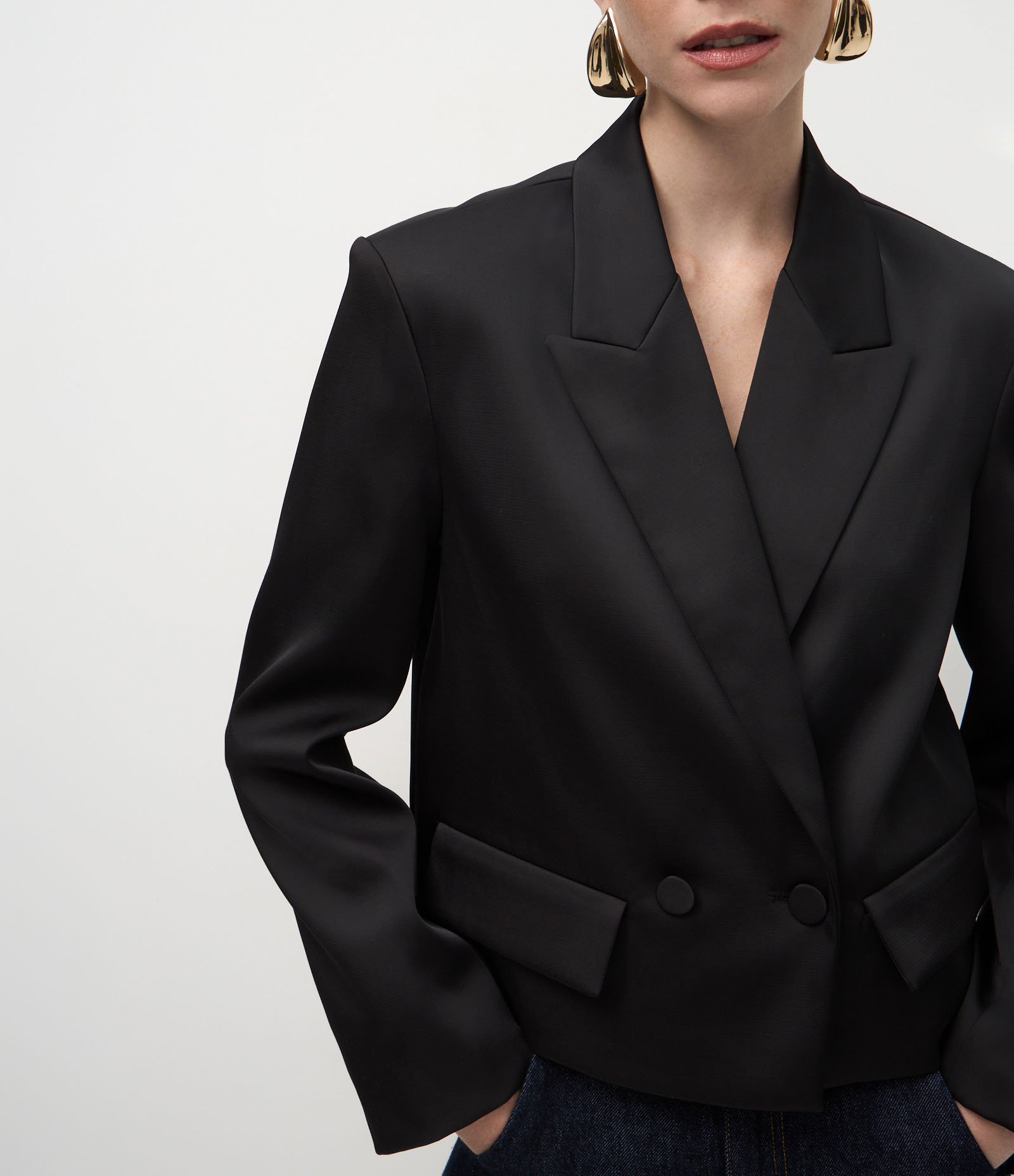 Blazer Curto em Cetim com Bolsos Frontais Preto 4