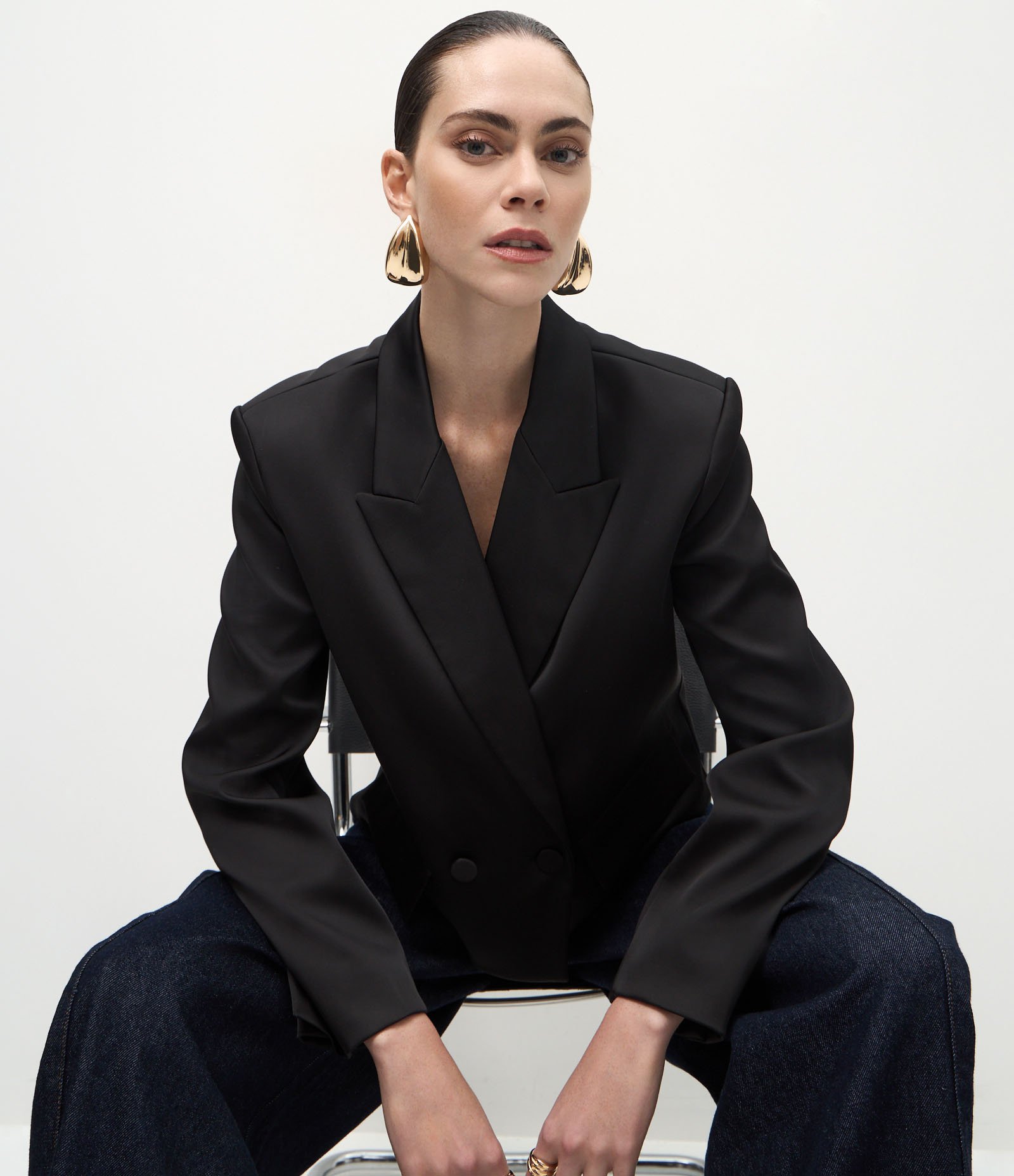 Blazer Curto em Cetim com Bolsos Frontais Preto 5