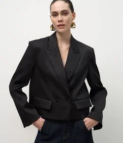 Blazer Curto em Cetim com Bolsos Frontais