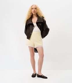 Short em Sarja Texturizada com Acabamento em Renda e Cintura Elástica
