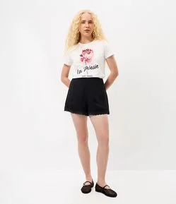 Short em Sarja Texturizada com Acabamento em Renda e Cintura Elástica