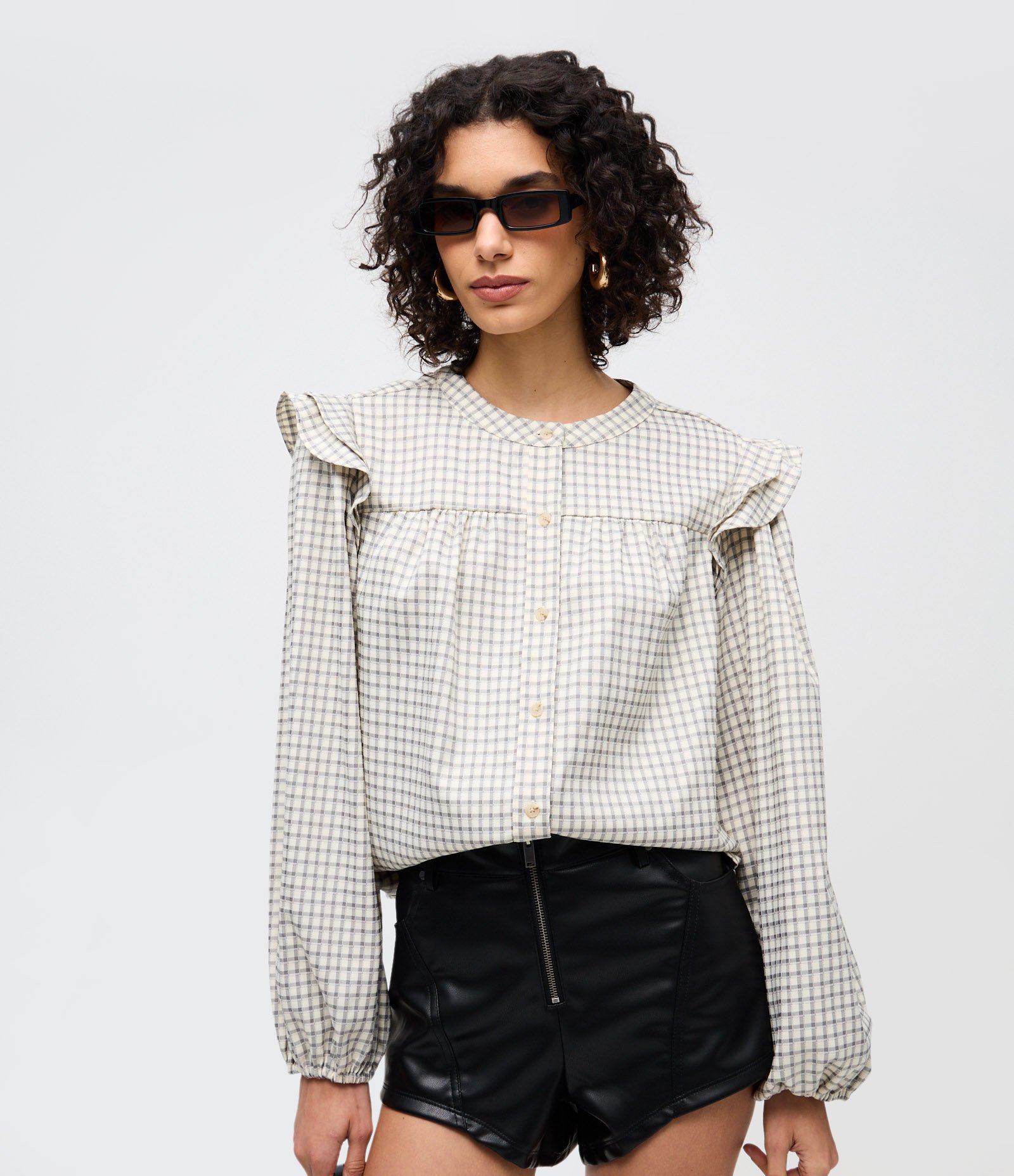 Blusa Bata em Tricoline Xadrez com Babados nos Ombros Off White 1