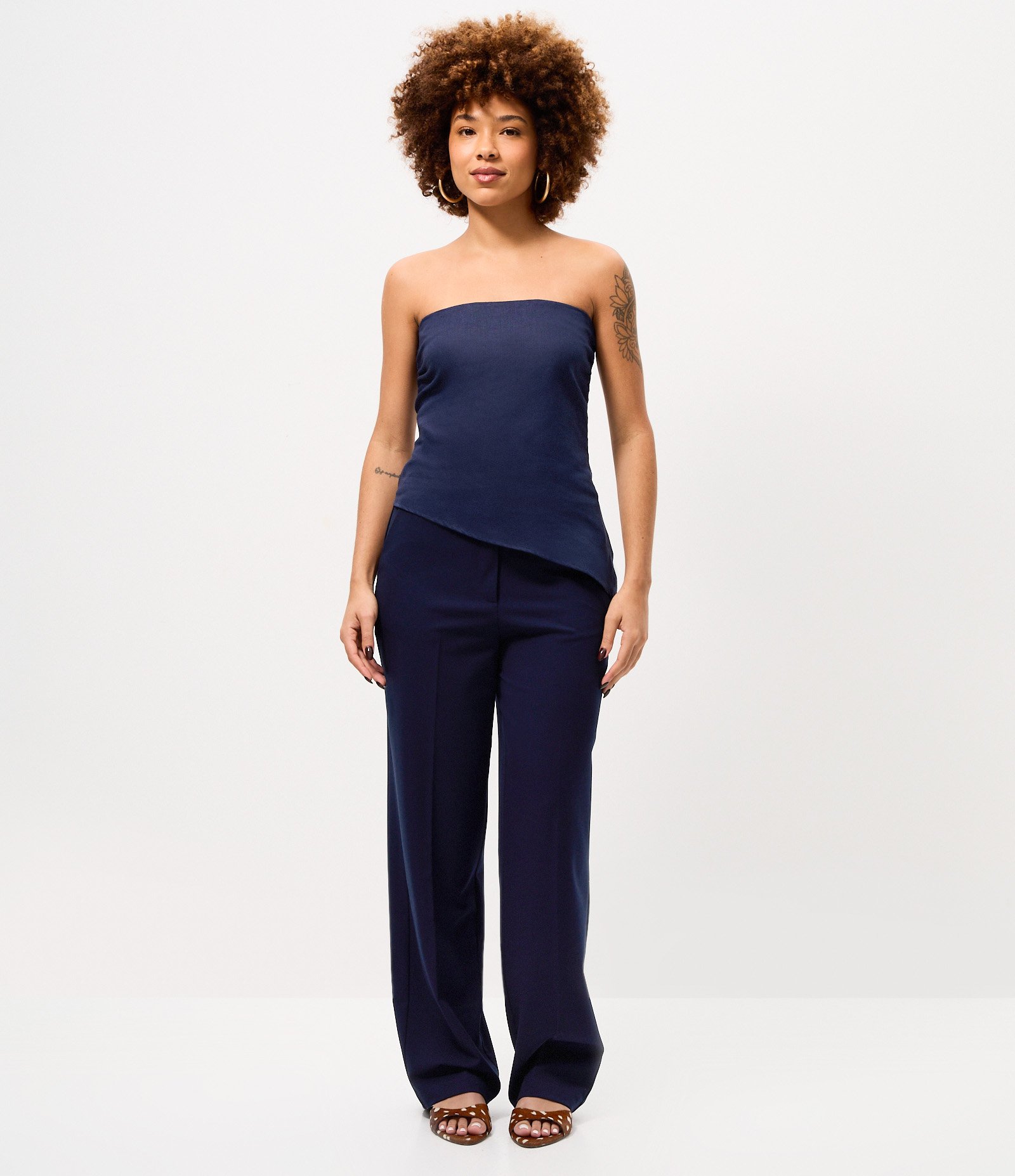 Blusa Tomara que Caia em Linho com Barra Assimétrica Azul 2