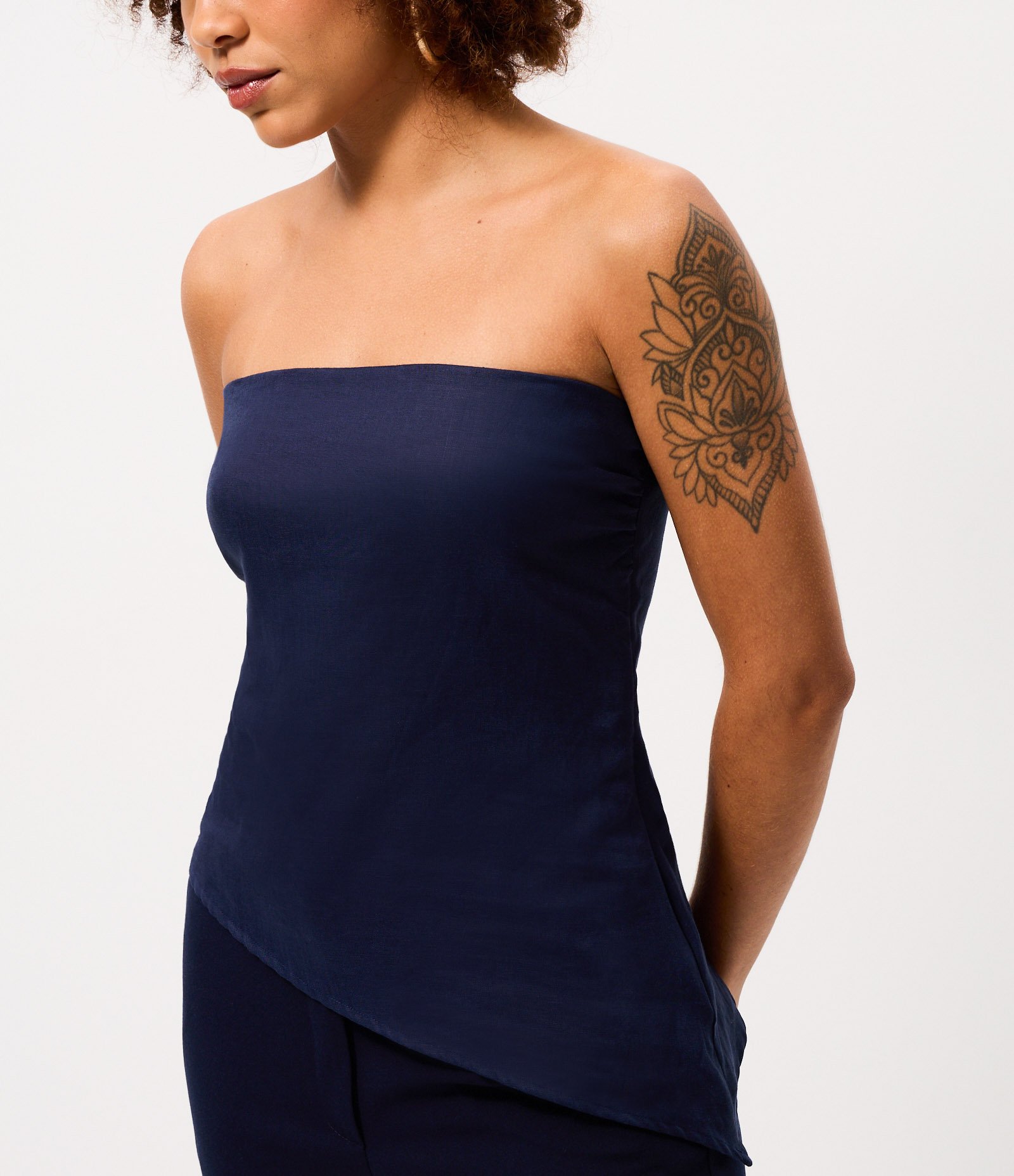 Blusa Tomara que Caia em Linho com Barra Assimétrica Azul 3