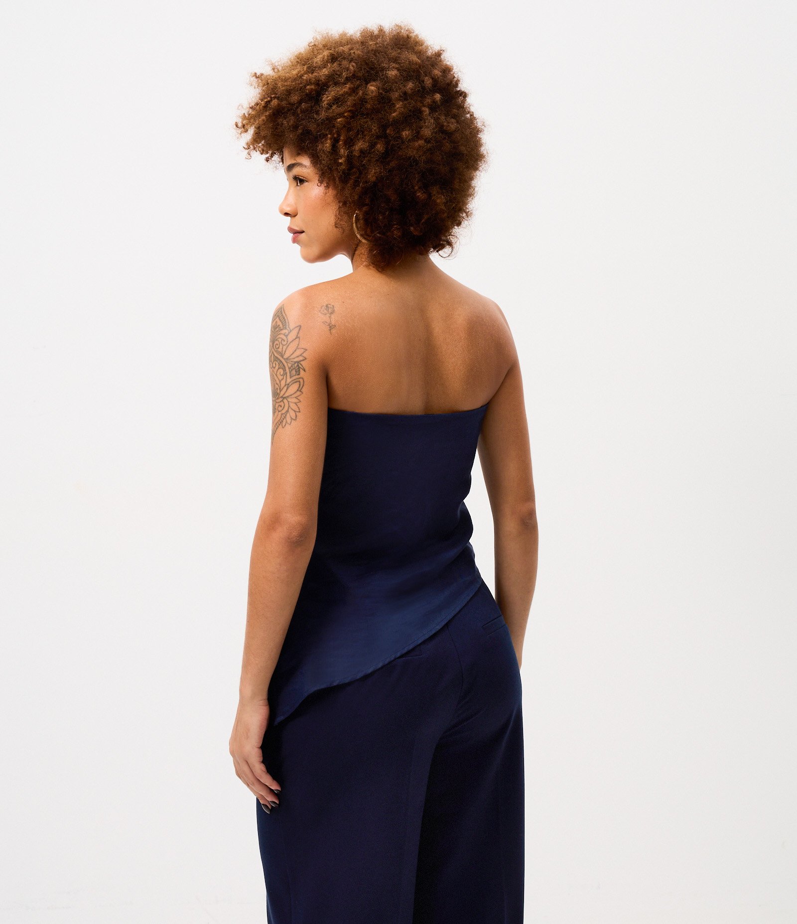 Blusa Tomara que Caia em Linho com Barra Assimétrica Azul 4