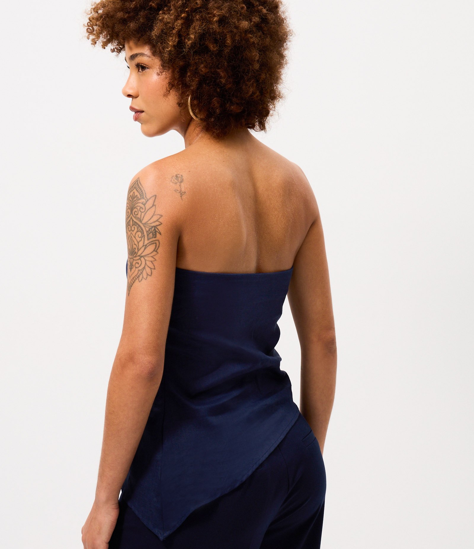 Blusa Tomara que Caia em Linho com Barra Assimétrica Azul 5