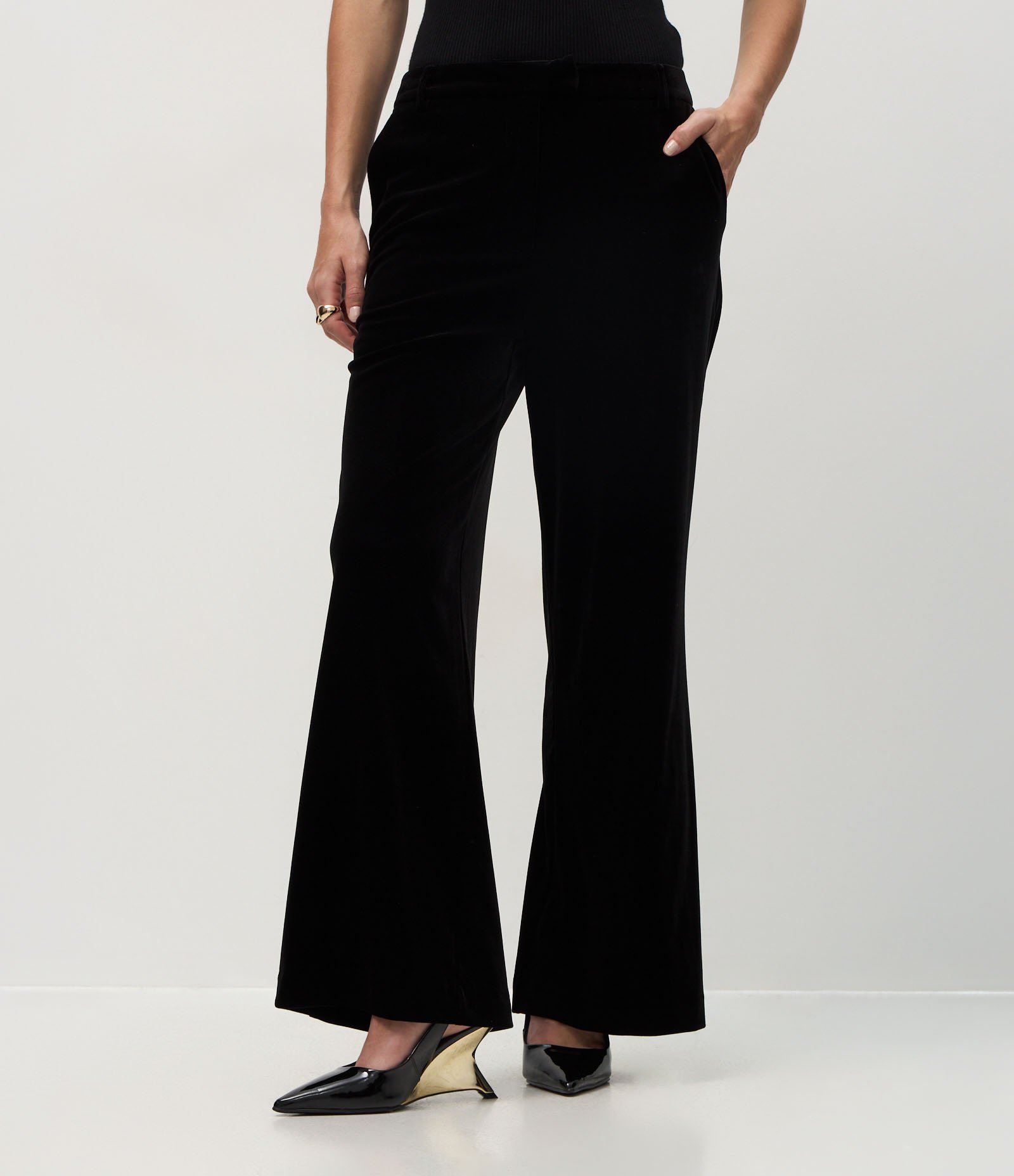 Calça Wide Leg em Veludo com Bolsos Traseiros Preto 3