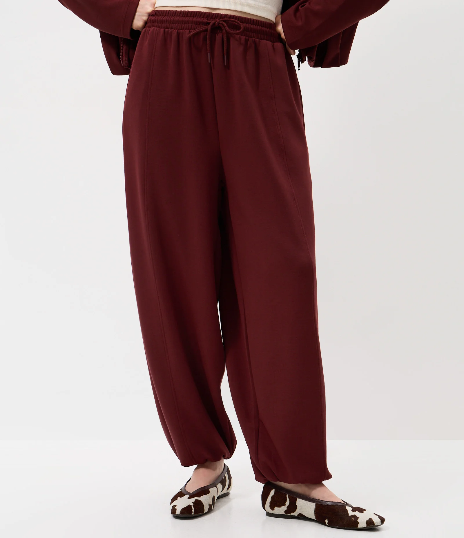 Calça Balloon em Modal com Amarração na Cintura e Bolsos Vinho 2