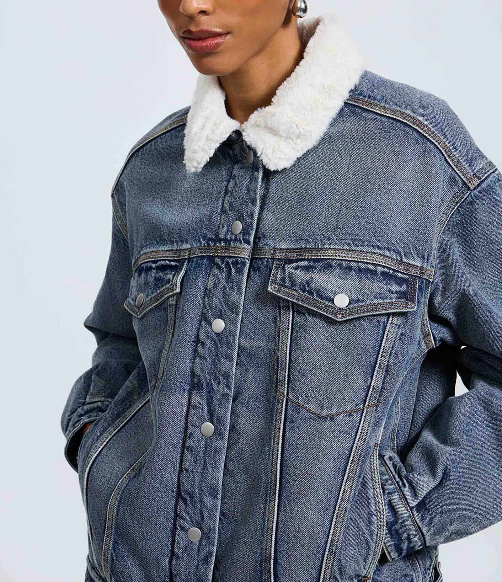 Jaqueta Trucker em Jeans com Gola Sherpa Azul