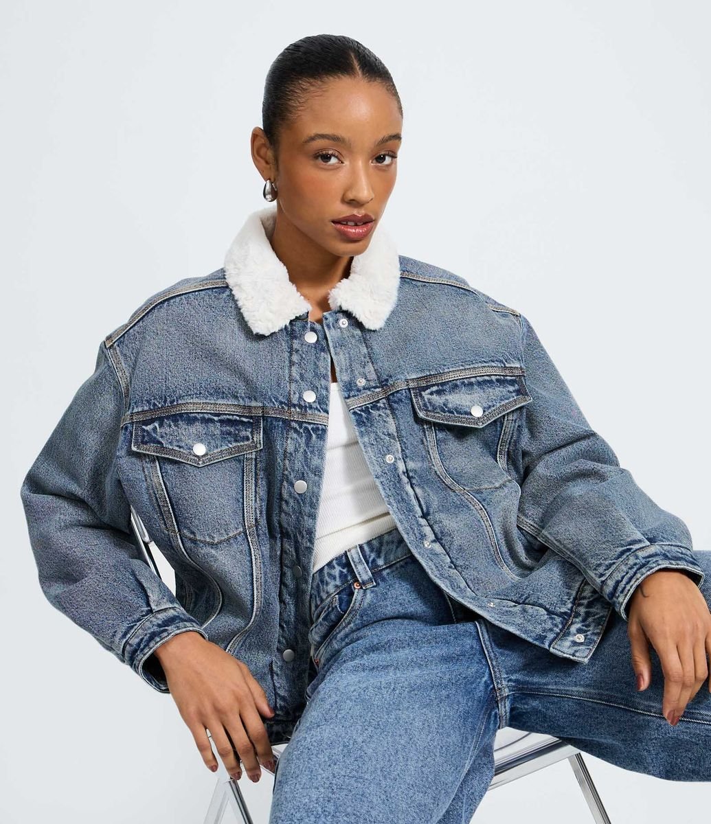 Jaqueta Trucker em Jeans com Gola Sherpa Azul