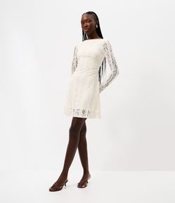 Vestido Curto em Renda com Manga Longa