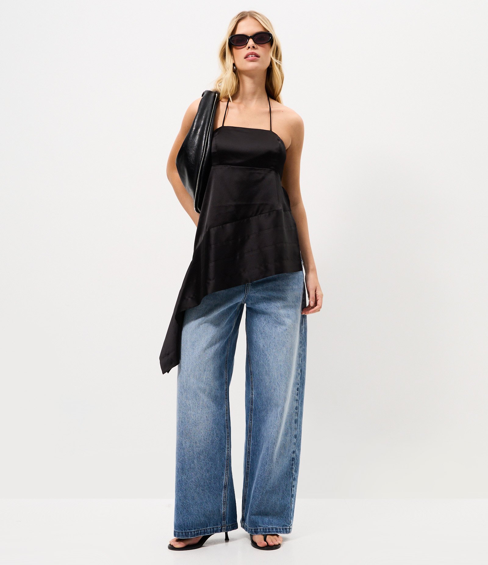 Blusa Assimétrica em Cetim com Amarração no Pescoço Preto 2