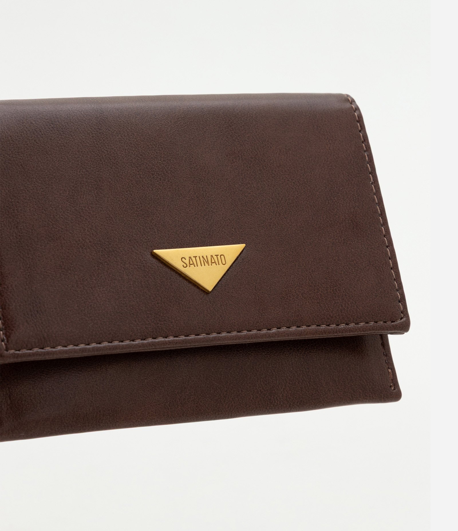 Carteira Envelope em PU com Plaquinha Triangular Marrom 4