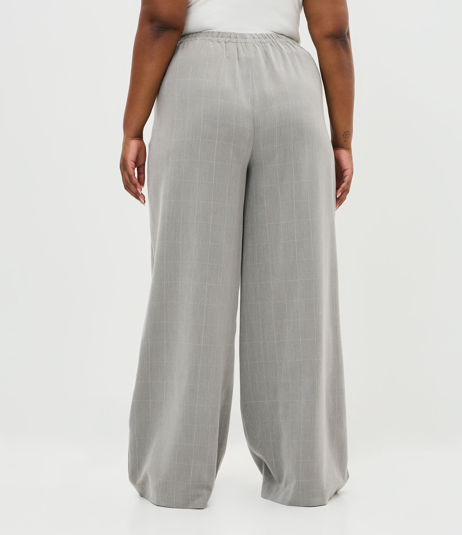 Calça Alfaiatada Wide Xadrez Alongada Curve & Plus Size Cinza 4