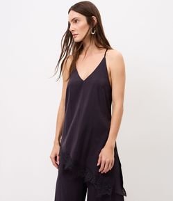 Blusa Assimétrica com Renda e Fenda Lateral