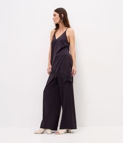 Blusa Assimétrica com Renda e Fenda Lateral