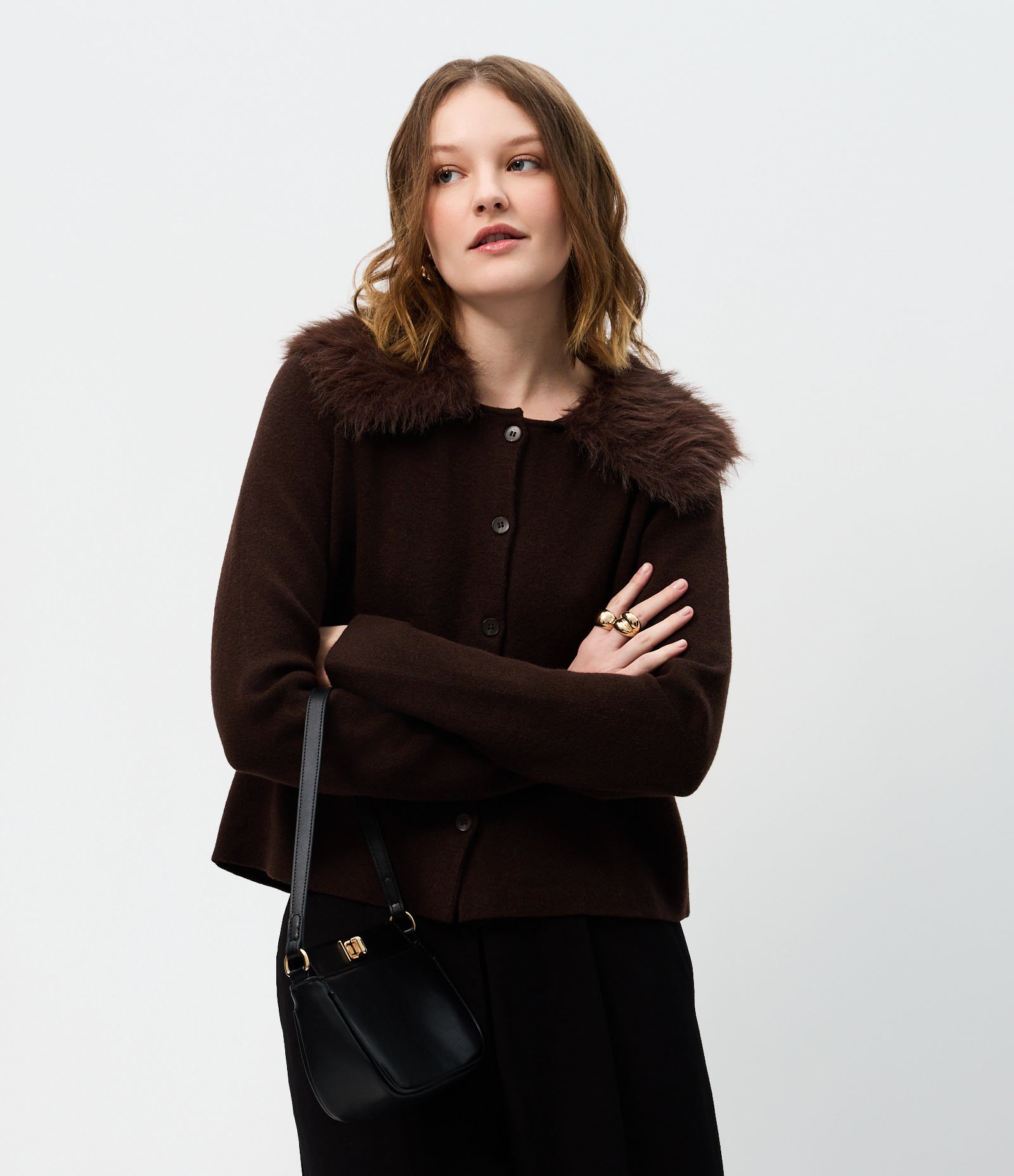 Cardigan Curto em Tricô com Pelo na Gola Marrom 1