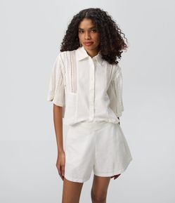 Short em Tricoline com Detalhes Laterais em Crochê