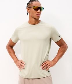 Camiseta Regular Esportiva em Tecnologia Dry com Etiqueta na Barra